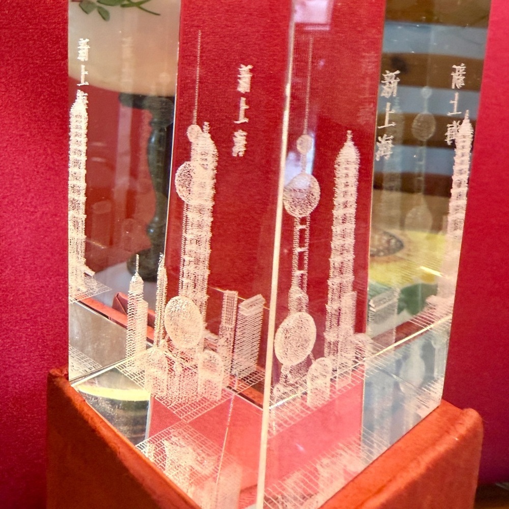 Etched crystal paperweight Shanghai​ - Picture 4 of 15